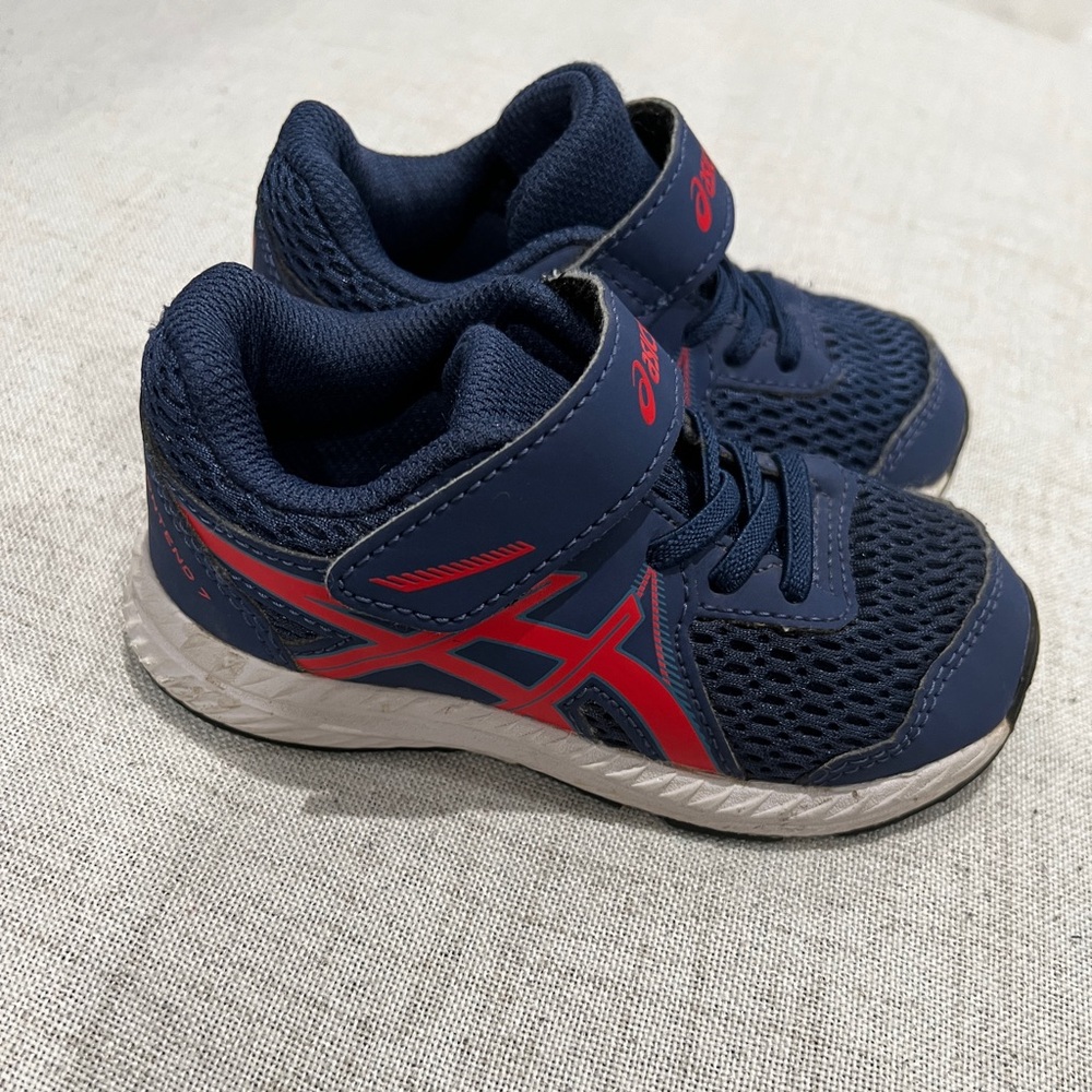 Boy’s Asics Sneakers Size 8 kids